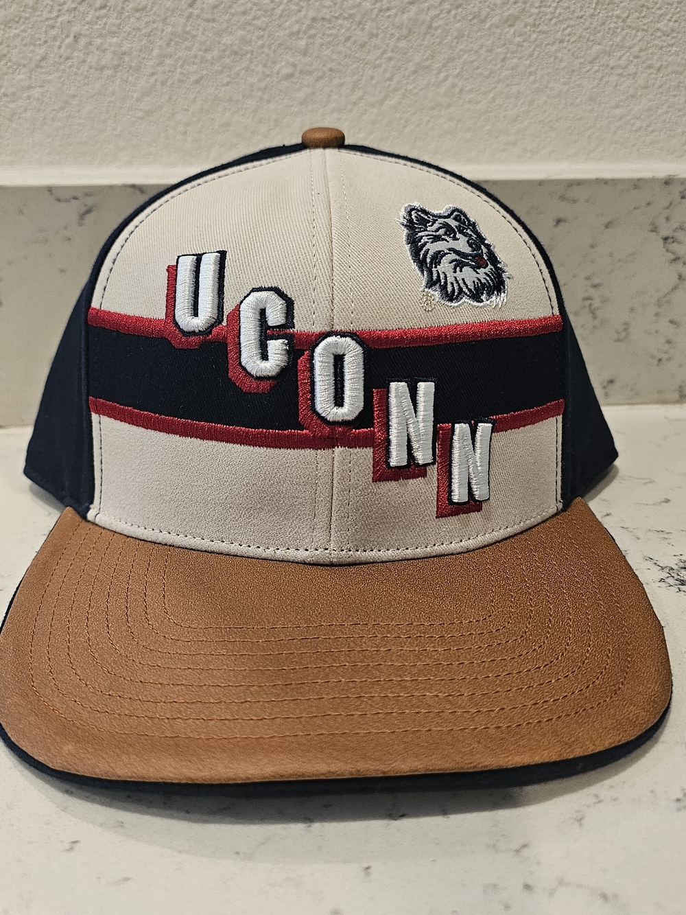 UConn Huskies Strapback Hat New With Tags . Rare Salesman Sample VTG Style 92'
